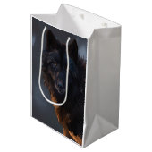 Schwarzer Wolf Mittlere Geschenktüte (Vorderseite Schrägansicht)