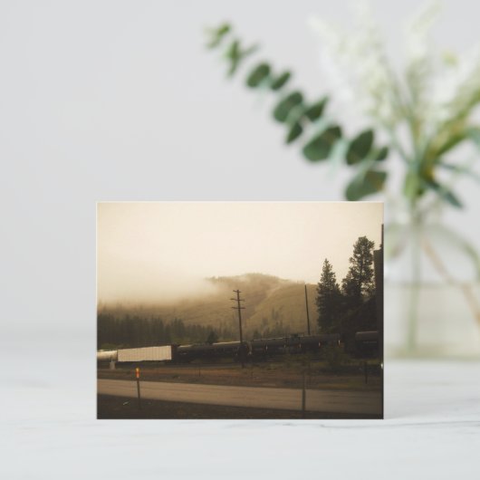 Schwarzer Zug ist ein Comin Postkarte (Stehend Vorderseite)