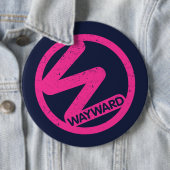 Schwarzes Abzeichen mit rosa Wayward-Logo Button (Beispiel)