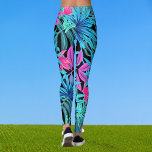 Schwarzes Aquamarines Pink, tropisches Muster Leggings<br><div class="desc">Schwarz-Aquamarin-Pink-Leggings mit tropischem Flora-Muster</div>