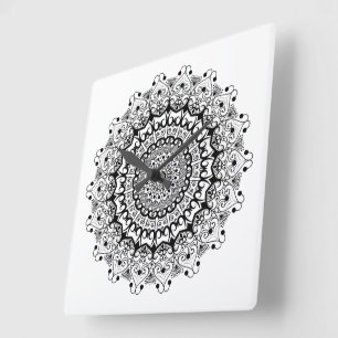 Schwarzes, aufwendiges Mandala-Muster auf Weiß Quadratische Wanduhr