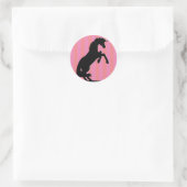 Schwarzes Aufzuchtorn (rosa gestreift) Runder Aufkleber (Tasche)