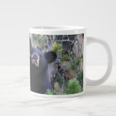 schwarzes Bärenjunges Jumbo-Tasse (Rechts)