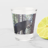 Schwarzes Bärenschuss Schnapsglas (Vorderseite)