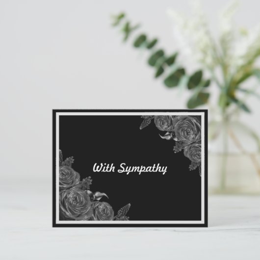 Schwarzes Beileid-Floral Postkarte (Stehend Vorderseite)