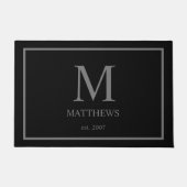 Schwarzes benutzerdefiniertes Monogramm und Name Fußmatte (Vorderseite)