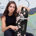 Schwarzes BLUSH Pink Cherry Blossom Monogramm Skateboard<br><div class="desc">Rosa und schwarz,  botanische japanische Kirschblüte Design. Passen Sie es mit Ihrem Namen an.</div>