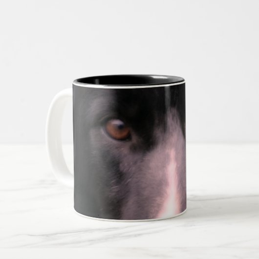 Schwarzes Border Collie Face Up Nah Zweifarbige Tasse (Vorderseite Links)