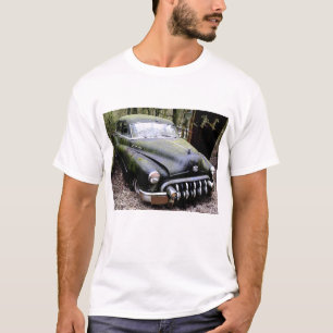 Schwarzes Buick-Auto mit Moos T-Shirt