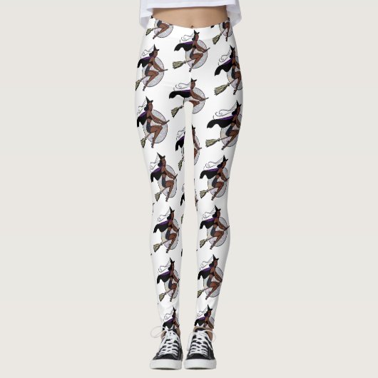 Schwarzes Button auf Hexen Leggings (Vorderseite)