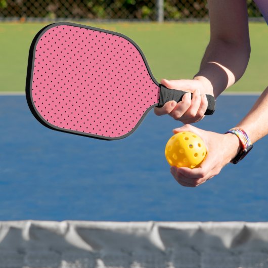 Schwarzes Button Punkte auf rosa Pickleball Schläger (InSitu)
