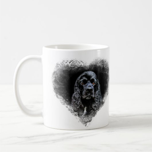 Schwarzes cocker spaniel stellen gegenüber kaffeetasse (Links)
