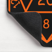 Schwarzes D20 u. Orange Mousepad (Ecke)