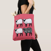 Schwarzes Damast-Schaf in Rosa Tasche (Von Nahem)