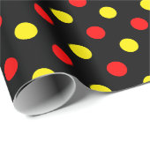 Schwarzes Design mit roten und gelben Tupfen Geschenkpapier (Rolleneckpunkt)