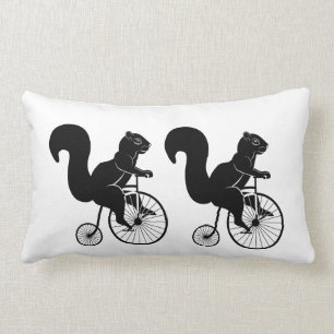 Schwarzes Eichhörnchen auf altem Fahrrad Lendenkissen