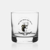 Schwarzes Eichhörnchen mit Zehenspitze Whiskyglas (Vorderseite)