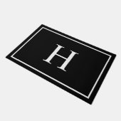 Schwarzes Elegantes Modernes Monogramm Fußmatte (Schrägansicht)