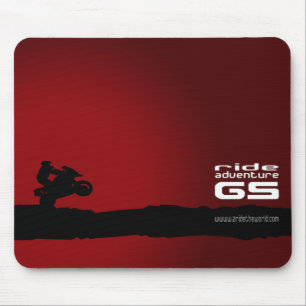 Schwarzes Fahrt-Abenteuer-GS auf roten Mousepad