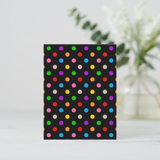 Schwarzes farbenfrohes Regenbogen-Punkte-Design Postkarte (Stehend Vorderseite)