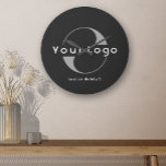 Schwarzes Firmenlogo Minimale Markenfirma Wall Runde Wanduhr<br><div class="desc">Maßgeschneiderte Wall-Uhr mit einem einfachen minimalen Design. Fügen Sie Ihr Logo und Text hinzu.</div>
