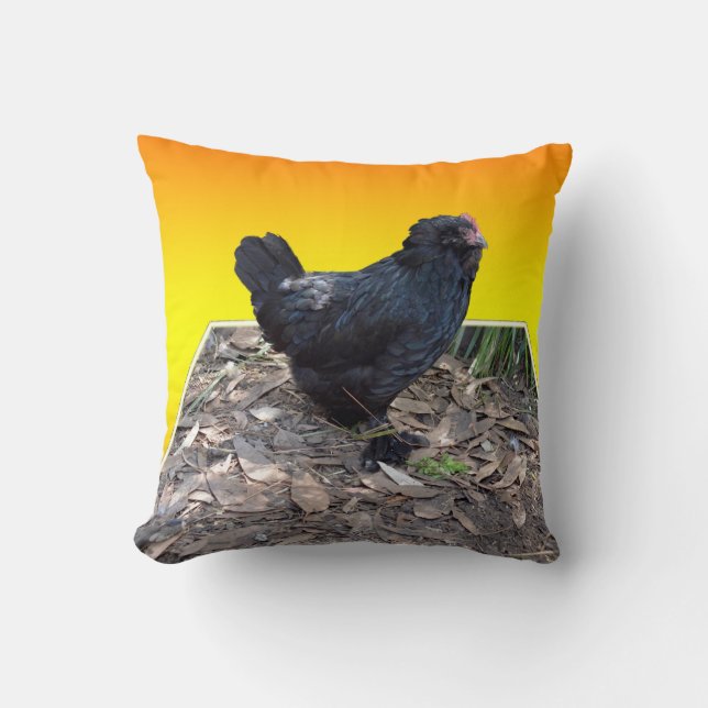 Schwarzes, flauschiges Huhn auf gelbem Popout Art  Kissen (Vorderseite)
