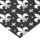 Schwarzes Fleur-de-lis-Muster Tischdecke (Schrägansicht)
