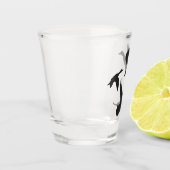 Schwarzes Fliegen duckt Silhouette Schnapsglas (Links)