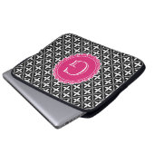 Schwarzes, florales Gittermuster Hot Pink Monogram Laptopschutzhülle (Vorne Knopf)
