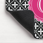 Schwarzes, florales Gittermuster Hot Pink Monogram Mousepad (Ecke)