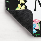 Schwarzes florales Monogramm Mousepad (Ecke)