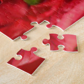 Schwarzes Frack auf dem Puzzle der roten Blume (Seite)