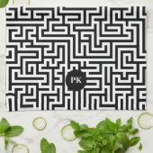 Schwarzes geometrisches Labyrinthmuster auf weißem Geschirrtuch (Gefaltet)