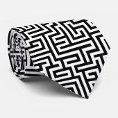 Schwarzes geometrisches Labyrinthmuster auf weißem Krawatte (Gerollt)
