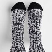 Schwarzes geometrisches Labyrinthmuster auf weißem Socken (Oben)