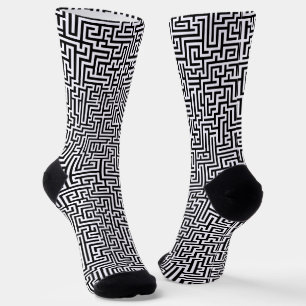 Schwarzes geometrisches Labyrinthmuster auf weißem Socken