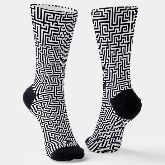 Schwarzes geometrisches Labyrinthmuster auf weißem Socken (Gewinkelt)