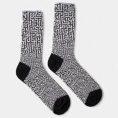 Schwarzes geometrisches Labyrinthmuster auf weißem Socken (Rechts)