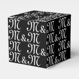 Schwarzes Geschenk mit den Initials eines Paares Geschenkschachtel