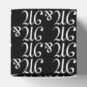 Schwarzes Geschenk mit den Initials eines Paares Geschenkschachtel (Oben)