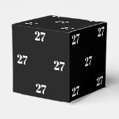 Schwarzes Geschenk mit weißer Nummer anpassen Geschenkschachtel (Rückseite)