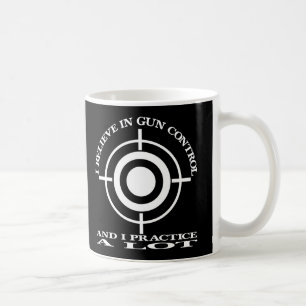 Schwarzes Gewehr-Kontrollen-Praxis-Los Kaffeetasse
