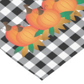 Schwarzes Gingham-Muster und Kürbistisch Kurzer Tischläufer (Ecke)
