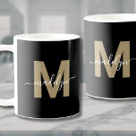Schwarzes Gold Anfangsname Monogram Kaffeetasse<br><div class="desc">Personalisiert moderne Glamour Black Gold Erstname Monogram Kaffee Tasse. Diese stilvolle Tasse verbindet modernes minimalistisches Ambiente mit einer glamourösen, persönlichen Touch, die sich perfekt für jeden Kaffee- oder Teeliebhaber eignet. Das luxuriöse Monogramm erscheint auf beiden Seiten mit einem fett-goldenen Original (in einer warmen, flachen braunen Farbe ohne Schimmer) auf einem...</div>