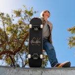 Schwarzes Gold Monogramm-Drehbuch elegant minimali Skateboard<br><div class="desc">Ein klassischer schwarzer Hintergrund. Personalisieren und fügen Sie einen Namen und Monogramm-Initialen hinzu. Der Name ist mit einem modernen handgeschriebenen Stilskript geschrieben. Weiße und goldene Buchstaben.</div>