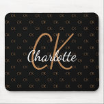 Schwarzes Gold Monogramm Initialen Namensskript el Mousepad<br><div class="desc">Personalisieren Sie Ihre Monogrammbuchstaben, -initialen und -namen und fügen Sie diese hinzu. Das Monogramm initialisiert als Muster auf dem Hintergrund. Eine klassische schicke schwarze Hintergrundfarbe. Weiße und goldfarbene Buchstaben.</div>