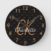 Schwarzes Gold Monogramm Initialen Namensskript el Runde Wanduhr (Vorderseite)