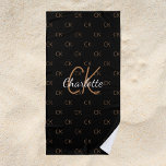 Schwarzes Gold Monogramm Initialen Namensskript el Strandtuch<br><div class="desc">Personalisieren Sie Ihre Monogrammbuchstaben,  -initialen und -namen und fügen Sie diese hinzu. Das Monogramm initialisiert als Muster auf dem Hintergrund. Eine klassische schicke schwarze Hintergrundfarbe. Weiße und goldfarbene Buchstaben.</div>