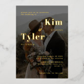 Schwarzes Gold Typografie modern 2 Fotos Hochzeit Folieneinladung (Vorderseite)