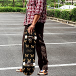 Schwarzes Goldbutterfliegenmuster Skateboard<br><div class="desc">Schwarzer Hintergrund mit goldenen Schmetterlingen. Personalisieren Sie Ihren Namen und fügen Sie ihn hinzu.</div>